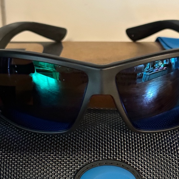 Costa 100 percent polarized and provide 100 percent iv a/b/c protection. 580p - Picture 7 of 12